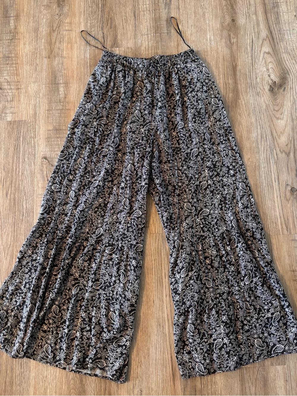 Francesca’s Black Paisley Floral Wide Leg Pants Elastic Waist Boho Flowy Size M